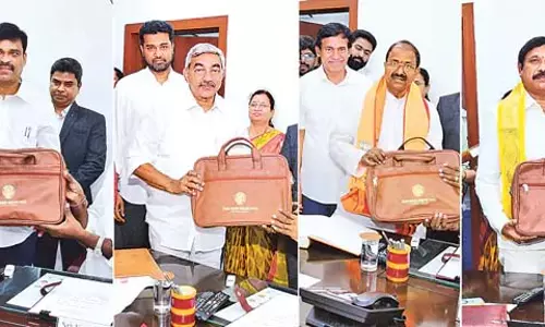 Andhra: हंगामे के बीच गठबंधन एमएलसी ने ली शपथ Andhra: हंगामे के बीच गठबंधन एमएलसी ने ली शपथ