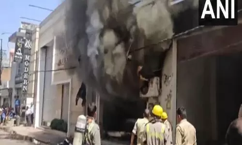 पीलीभीत के Sarafa Bazar के शोरूम में लगी आग