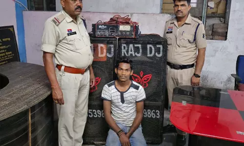 तेज आवाज में डीजे बजाने पर पुलिस ने की जब्ती की कार्रवाई