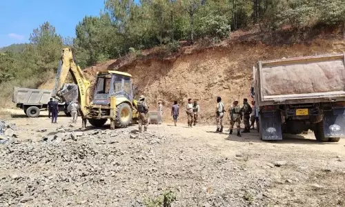 Manipur: थौबल में लघु खनिजों के अवैध उत्खनन के लिए 4 गिरफ्तार Manipur: थौबल में लघु खनिजों के अवैध उत्खनन के लिए 4 गिरफ्तार