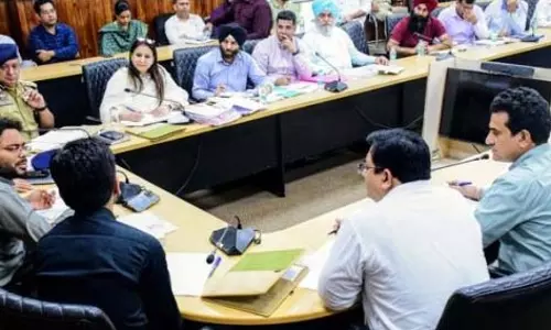 DM जम्मू ने यातायात नियमों को सख्ती से लागू करने पर जोर दिया