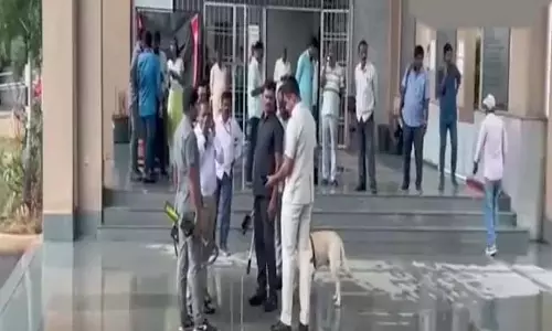 Telangana: मेडचल कलेक्ट्रेट को बम से उड़ाने की धमकी Telangana: मेडचल कलेक्ट्रेट को बम से उड़ाने की धमकी