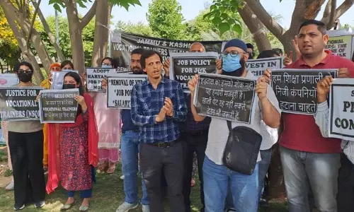 Jammu: व्यावसायिक प्रशिक्षकों ने नौकरी नीति और वेतन वृद्धि के लिए विरोध प्रदर्शन जारी रखा