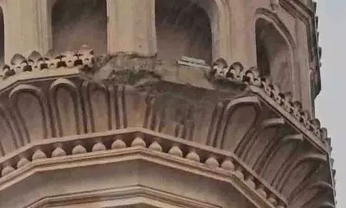 Hyderabad: चारमीनार की एक मीनार का प्लास्टर गिरा