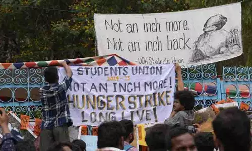 Hyderabad University के छात्रों ने विरोध प्रदर्शन और क्रमिक भूख हड़ताल समाप्त की Hyderabad University के छात्रों ने विरोध प्रदर्शन और क्रमिक भूख हड़ताल समाप्त की