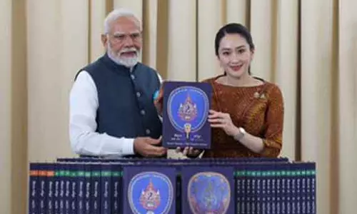 थाईलैंड की PM शिनावात्रा ने प्रधानमंत्री मोदी को भेंट किया विश्व त्रिपिटक पवित्र ग्रंथ थाईलैंड की PM शिनावात्रा ने प्रधानमंत्री मोदी को भेंट किया विश्व त्रिपिटक पवित्र ग्रंथ