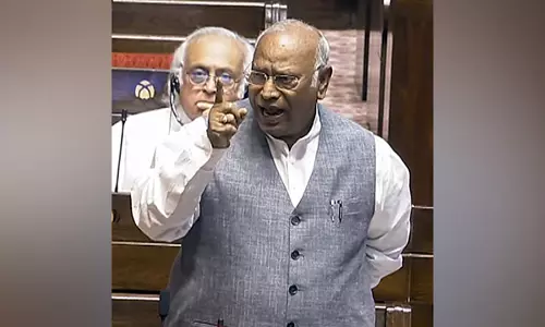 Kharge ने वक्फ बिल पर अनुराग ठाकुर की टिप्पणी की निंदा की Kharge ने वक्फ बिल पर अनुराग ठाकुर की टिप्पणी की निंदा की