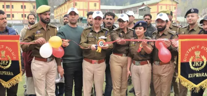 कुपवाड़ा पुलिस ने टी-20 क्रिकेट टूर्नामेंट का उद्घाटन किया कुपवाड़ा पुलिस ने टी-20 क्रिकेट टूर्नामेंट का उद्घाटन किया