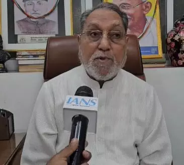 महाराष्ट्र : कांग्रेस नेता हुसैन दलवई के कार्यालय से पकड़ा गया संदिग्ध, पुलिस के हवाले किया महाराष्ट्र : कांग्रेस नेता हुसैन दलवई के कार्यालय से पकड़ा गया संदिग्ध, पुलिस के हवाले किया