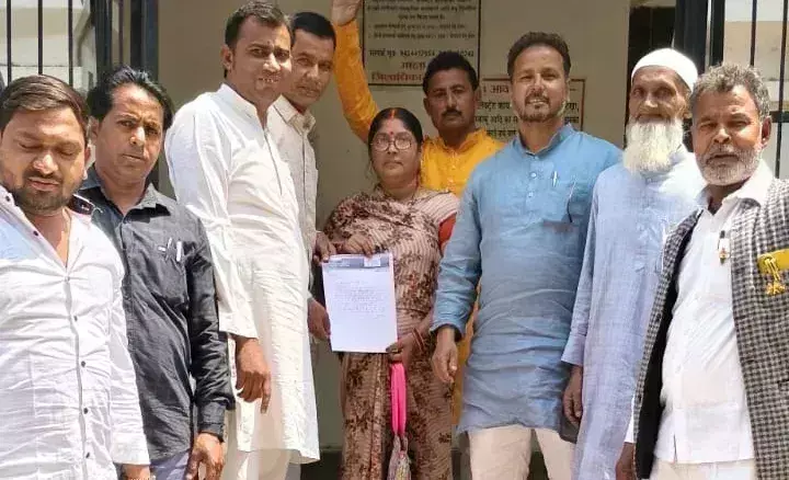 Ballia: शराब दुकान के विरोध में ग्रामीणों ने डीएम को ज्ञापन सौंपा Ballia: शराब दुकान के विरोध में ग्रामीणों ने डीएम को ज्ञापन सौंपा