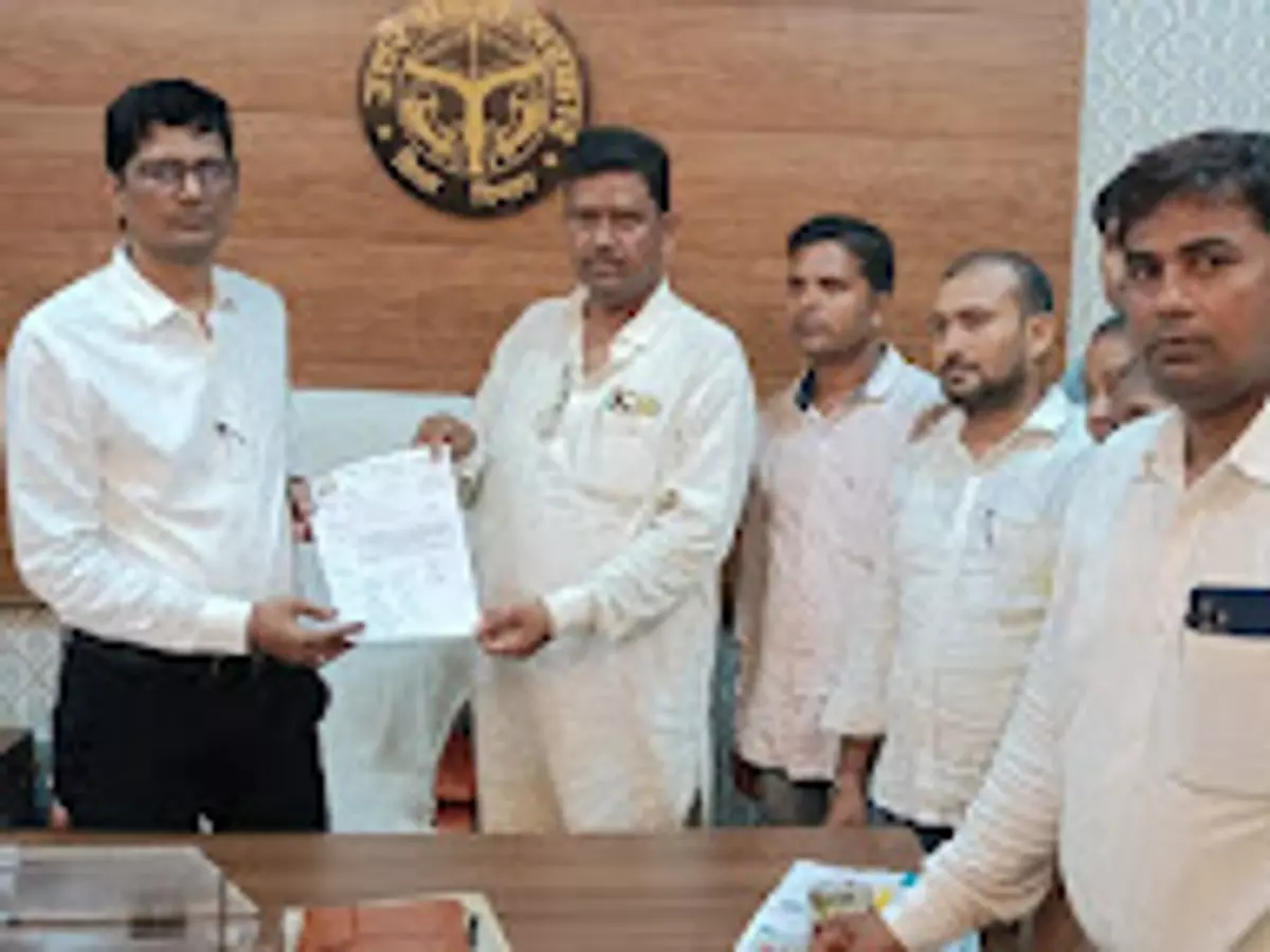 Ballia: पुरानी पेंशन को लेकर शिक्षकों का प्रतिनिधिमंडल बीएसए से मिला Ballia: पुरानी पेंशन को लेकर शिक्षकों का प्रतिनिधिमंडल बीएसए से मिला