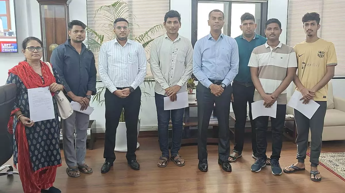 पश्चिम रेलवे ने मृतक कर्मचारियों के आश्रितों को अनुकंपा के आधार पर नियुक्ति पत्र प्रदान किए पश्चिम रेलवे ने मृतक कर्मचारियों के आश्रितों को अनुकंपा के आधार पर नियुक्ति पत्र प्रदान किए