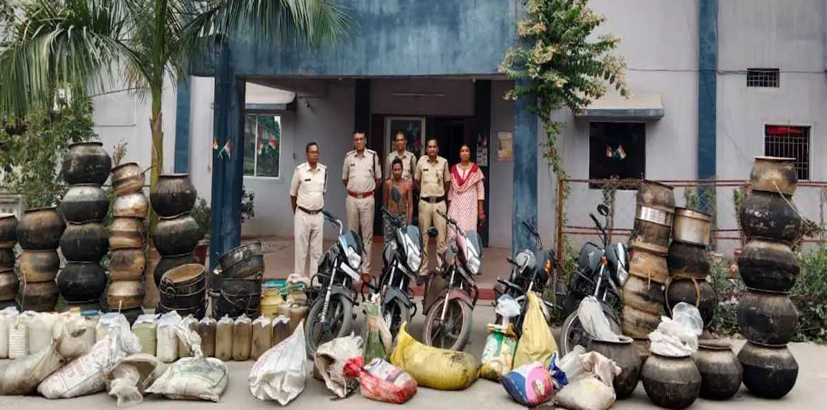 पुलिस ने अवैध कारखाने में मारी रेड, बनाया जा रहा था महुआ शराब पुलिस ने अवैध कारखाने में मारी रेड, बनाया जा रहा था महुआ शराब