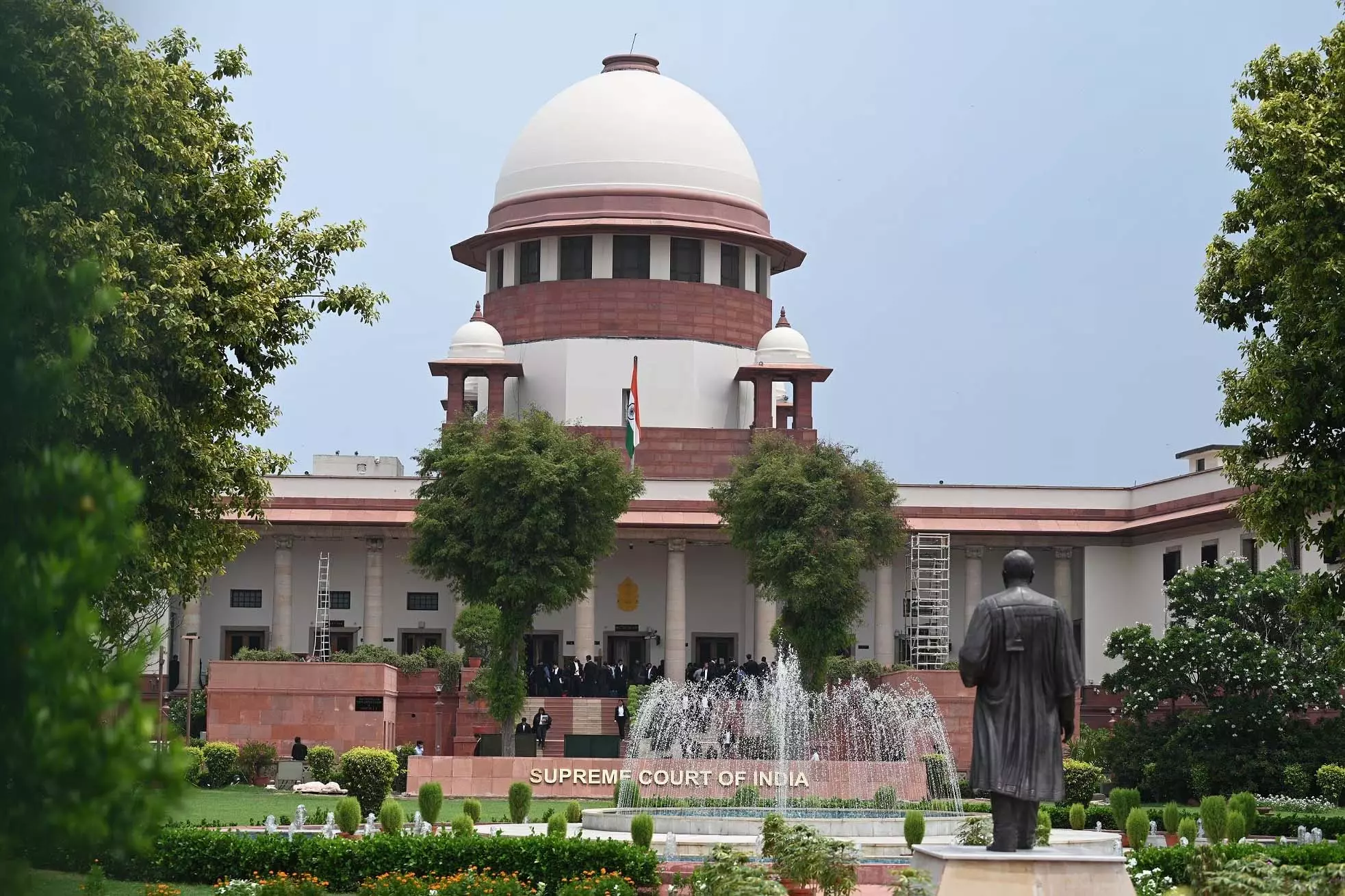 Supreme Court : माथुर फार्म हाउस पर 17 लाख का जुर्माना, जानें मामला Supreme Court : माथुर फार्म हाउस पर 17 लाख का जुर्माना, जानें मामला