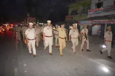Ballia: वक्फ विधेयक के मद्देनजर पुलिस का रूट मार्च, ड्रोन और सीसीटीवी से निगरानी Ballia: वक्फ विधेयक के मद्देनजर पुलिस का रूट मार्च, ड्रोन और सीसीटीवी से निगरानी