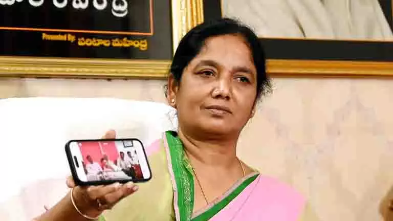 Paritala Sunitha: थोपुदुरथी ने गुटबाजी को पुनर्जीवित किया Paritala Sunitha: थोपुदुरथी ने गुटबाजी को पुनर्जीवित किया