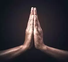 Yoga Tips: लैपटॉप पर काम करने से कलाइयों में होता है दर्द, तो करें ये योगासन Yoga Tips: लैपटॉप पर काम करने से कलाइयों में होता है दर्द, तो करें ये योगासन