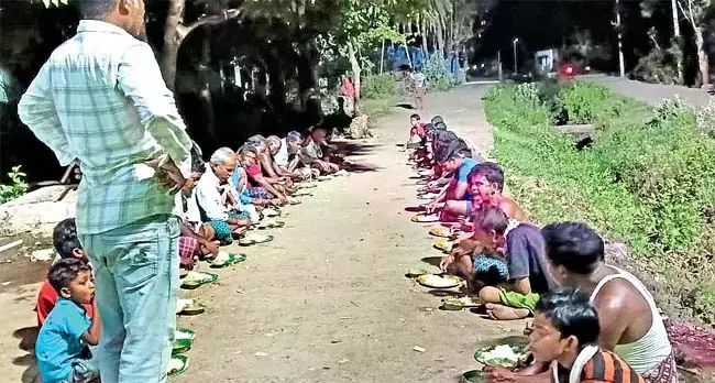 Odisha: शिशु हाथी के जन्म के 21वें एक शुभ कार्यक्रम आयोजित किया Odisha: शिशु हाथी के जन्म के 21वें एक शुभ कार्यक्रम आयोजित किया