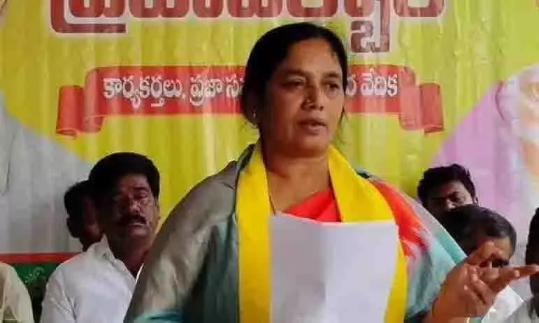 AP: परिताला सुनीता ने जगन से गुटबाजी को बढ़ावा न देने को कहा AP: परिताला सुनीता ने जगन से गुटबाजी को बढ़ावा न देने को कहा