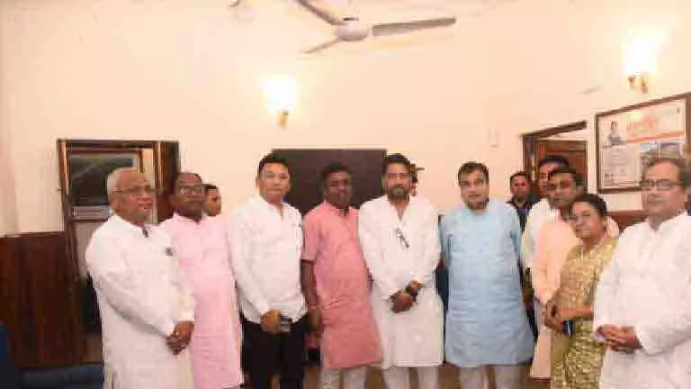 भाजपा विधायकों ने नितिन गडकरी से Bengal में सड़क बुनियादी ढांचे में सुधार का आग्रह किया भाजपा विधायकों ने नितिन गडकरी से Bengal में सड़क बुनियादी ढांचे में सुधार का आग्रह किया