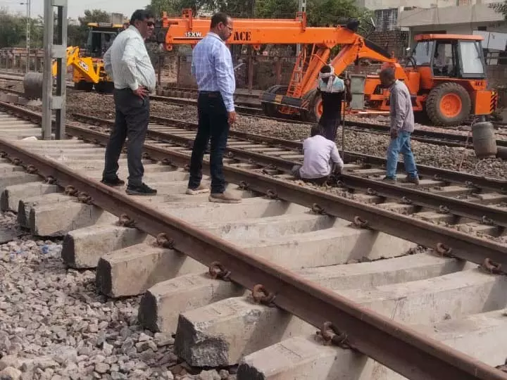 Bikaner : बीकानेर-सादुलपुर रेलखंड पर मरम्मत कार्य जारी Bikaner : बीकानेर-सादुलपुर रेलखंड पर मरम्मत कार्य जारी
