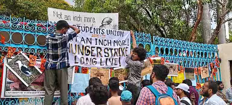 Telangana: कांचा गाचीबोवली में पेड़ की कटाई को लेकर संसद में हंगामा Telangana: कांचा गाचीबोवली में पेड़ की कटाई को लेकर संसद में हंगामा