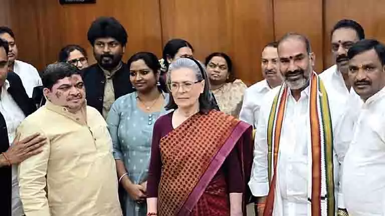 Telangana कांग्रेस नेताओं ने सोनिया को जाति जनगणना, पिछड़ा वर्ग आरक्षण पर जानकारी दी Telangana कांग्रेस नेताओं ने सोनिया को जाति जनगणना, पिछड़ा वर्ग आरक्षण पर जानकारी दी
