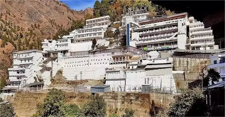 Jammu-Kashmir : नवरात्रि में माता वैष्णो देवी में उमड़ी श्रद्धालुओं की भारी भीड़ Jammu-Kashmir : नवरात्रि में माता वैष्णो देवी में उमड़ी श्रद्धालुओं की भारी भीड़