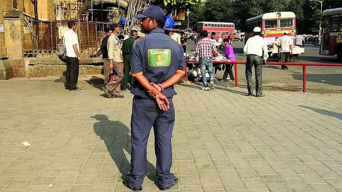 BMC ने क्लीन-अप मार्शल योजना बंद की; नागरिकों से अवैध जुर्माने की रिपोर्ट करने का आग्रह BMC ने क्लीन-अप मार्शल योजना बंद की; नागरिकों से अवैध जुर्माने की रिपोर्ट करने का आग्रह
