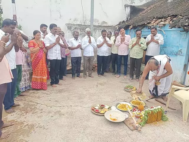 श्रीनिवास पेरुमल मंदिर में भक्तों ने फूड कोर्ट बनाने के लिए भूमि पूजन किया श्रीनिवास पेरुमल मंदिर में भक्तों ने फूड कोर्ट बनाने के लिए भूमि पूजन किया