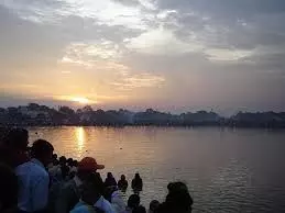 Bihar : 41 गंगा घाटों और 7 तालाबों पर श्रद्धालुओं ने उगते सूर्य को दिया अर्घ्य Bihar : 41 गंगा घाटों और 7 तालाबों पर श्रद्धालुओं ने उगते सूर्य को दिया अर्घ्य