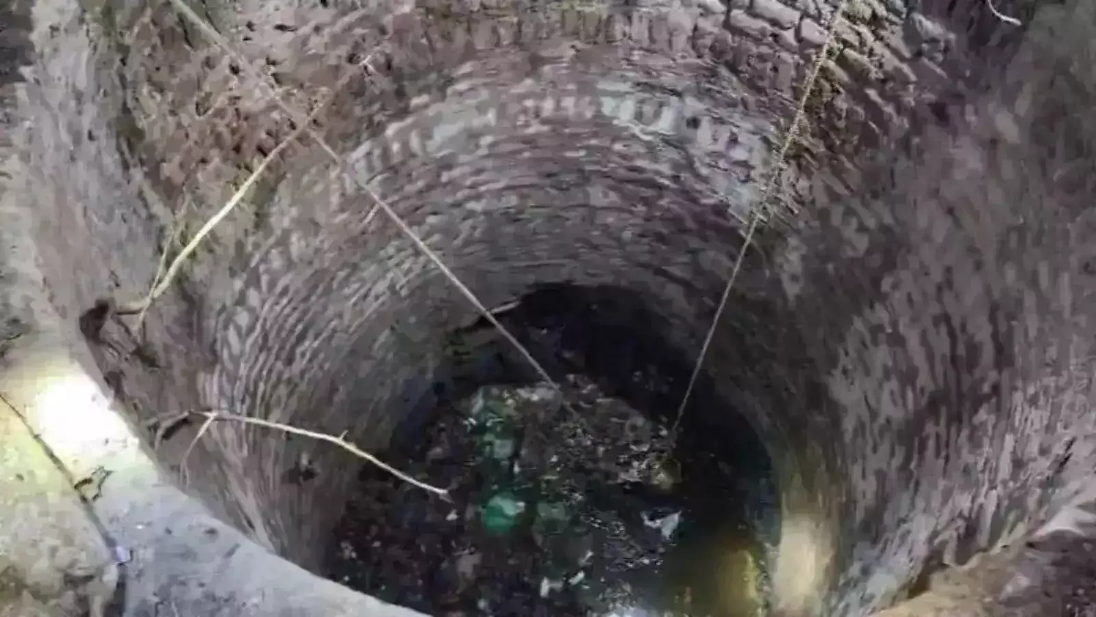 Khandwa: कुएं में उतरे 8 सफाईकर्मियों की जहरीली गैस से मौत, गांव में मचा कोहराम Khandwa: कुएं में उतरे 8 सफाईकर्मियों की जहरीली गैस से मौत, गांव में मचा कोहराम