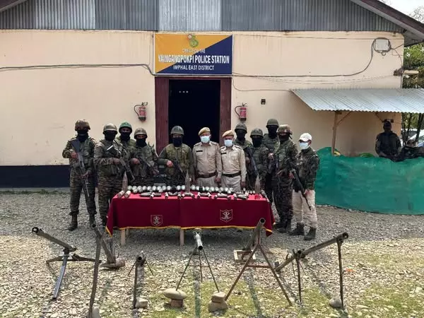 Manipur: असम राइफल्स और पुलिस ने कांगपोकपी में हथियार बरामद किए Manipur: असम राइफल्स और पुलिस ने कांगपोकपी में हथियार बरामद किए
