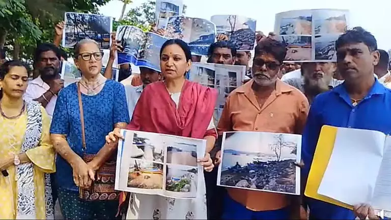CCP की मांगों के बीच मछुआरों ने मंडोवी नदी में नाव निकालने के लिए रैंप सुविधा की मांग की CCP की मांगों के बीच मछुआरों ने मंडोवी नदी में नाव निकालने के लिए रैंप सुविधा की मांग की