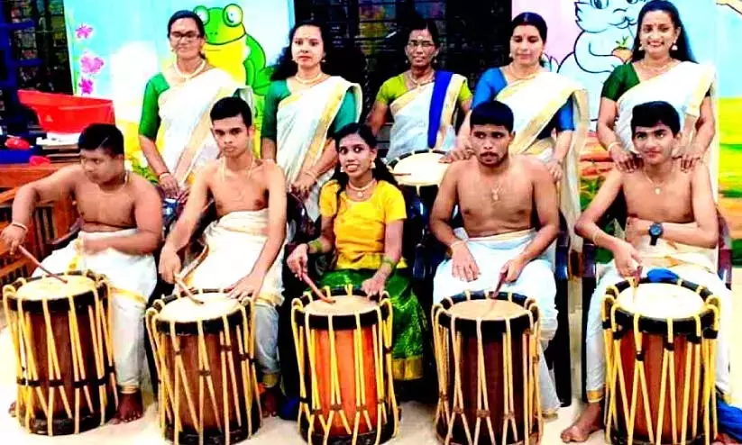 पंचारी में चेंगलूर ऑटिज्म पार्क में बच्चे और माताएं अपना जन्मदिन मनाते हुए पंचारी में चेंगलूर ऑटिज्म पार्क में बच्चे और माताएं अपना जन्मदिन मनाते हुए