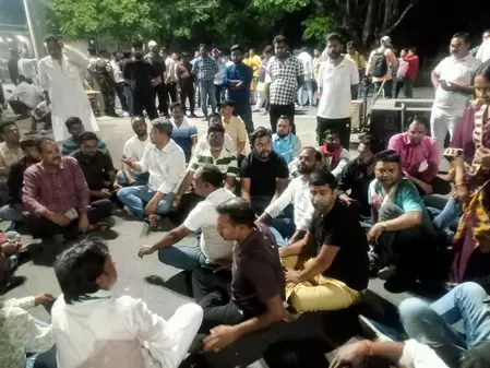 बंद: लाठीचार्ज में युवक की मौत के खिलाफ बवाल, पांच गाड़ियां फूंकीं, स्टील प्लांट के सीजीएम गिरफ्तार बंद: लाठीचार्ज में युवक की मौत के खिलाफ बवाल, पांच गाड़ियां फूंकीं, स्टील प्लांट के सीजीएम गिरफ्तार