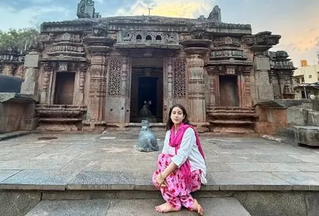 Sara Ali Khan ने चंद्रमौलेश्वर मंदिर में आशीर्वाद लिया Sara Ali Khan ने चंद्रमौलेश्वर मंदिर में आशीर्वाद लिया