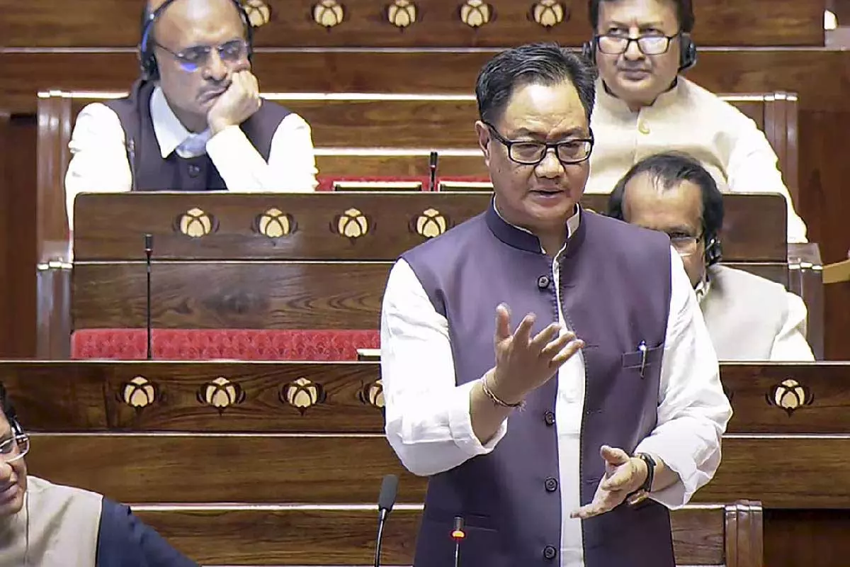 वक्फ संशोधन विधेयक पर सियासी घमासान, पक्ष और विपक्ष में तीखी बयानबाजी वक्फ संशोधन विधेयक पर सियासी घमासान, पक्ष और विपक्ष में तीखी बयानबाजी