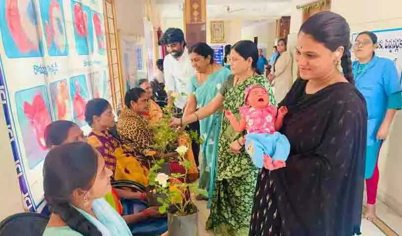 आदर्श गांव Mukhra (K) के सरपंच ने पोती के जन्म के उपलक्ष्य में पौधे वितरित किए आदर्श गांव Mukhra (K) के सरपंच ने पोती के जन्म के उपलक्ष्य में पौधे वितरित किए