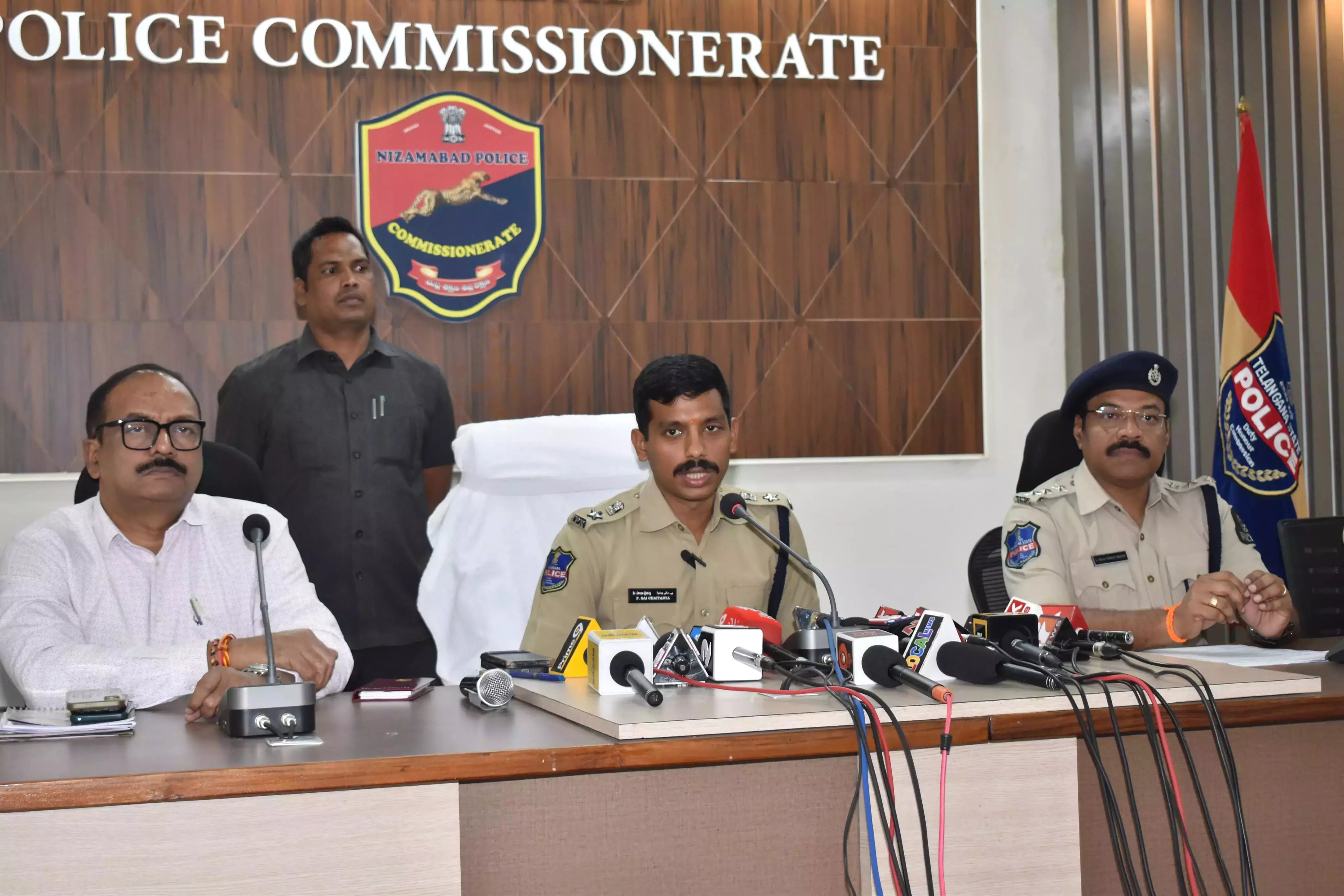 Nizamabad में दो क्रिकेट सट्टेबाजी रैकेट का भंडाफोड़, 7 गिरफ्तार Nizamabad में दो क्रिकेट सट्टेबाजी रैकेट का भंडाफोड़, 7 गिरफ्तार