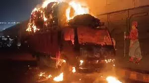 Sahibabad: ट्रकों में लगी भीषण आग, सिलिंडर फटने से इलाके में हड़कंप Sahibabad: ट्रकों में लगी भीषण आग, सिलिंडर फटने से इलाके में हड़कंप