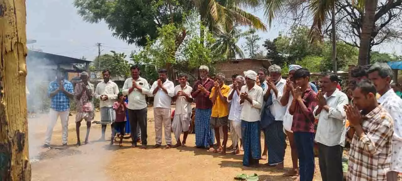 Telangana के एक गांव में ‘भगवान के बैल’ का पारंपरिक तरीके से अंतिम संस्कार किया गया Telangana के एक गांव में ‘भगवान के बैल’ का पारंपरिक तरीके से अंतिम संस्कार किया गया