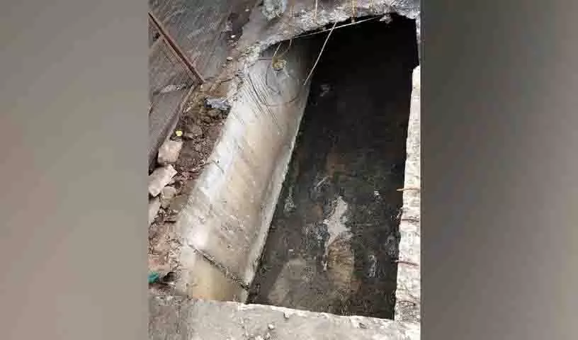 Paloncha में ठेकेदार किनारे के नाले में डूब गया Paloncha में ठेकेदार किनारे के नाले में डूब गया