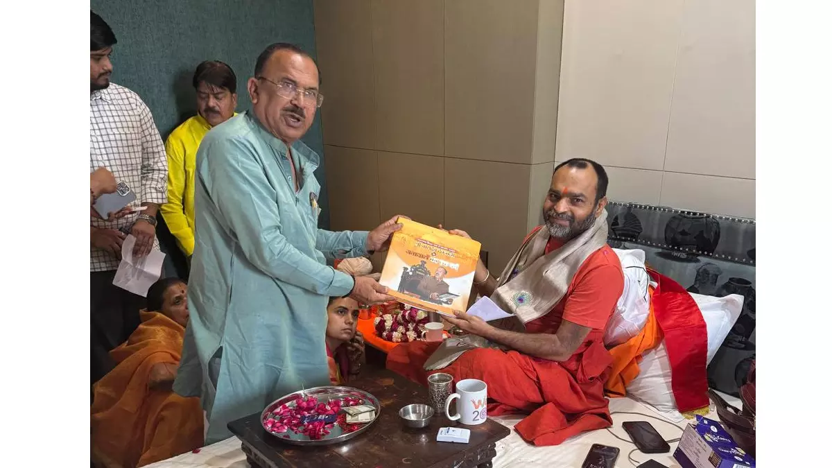 Jaipur: देवनानी ने स्वामी को विधानसभा में नवाचारों का एक वर्ष पुस्तक भेंट की Jaipur: देवनानी ने स्वामी को विधानसभा में नवाचारों का एक वर्ष पुस्तक भेंट की