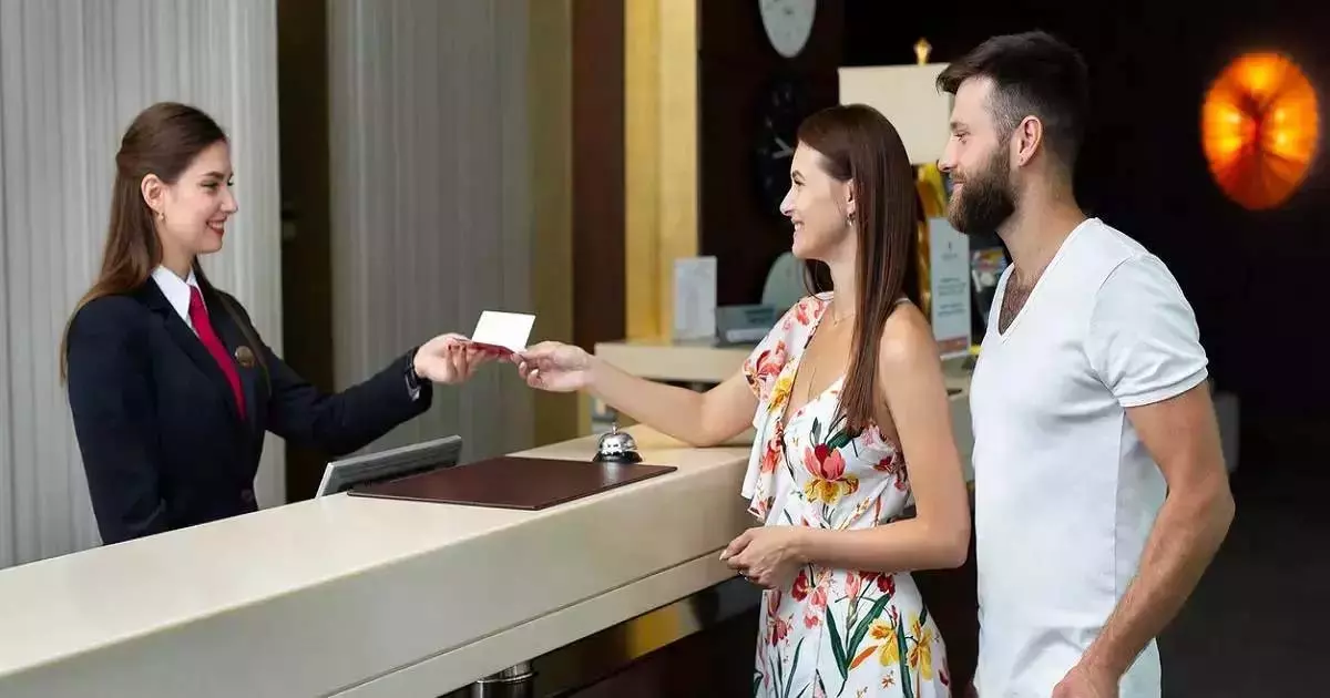 Pre-booking या होटल पहुंचकर रूम लेना: कौन सा तरीका है ज्यादा फायदे का? Pre-booking या होटल पहुंचकर रूम लेना: कौन सा तरीका है ज्यादा फायदे का?
