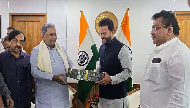 मैसूर हवाई अड्डे के रनवे विस्तार का काम शुरू करें: सिद्धारमैया का विमानन मंत्री को अनुरोध पत्र मैसूर हवाई अड्डे के रनवे विस्तार का काम शुरू करें: सिद्धारमैया का विमानन मंत्री को अनुरोध पत्र