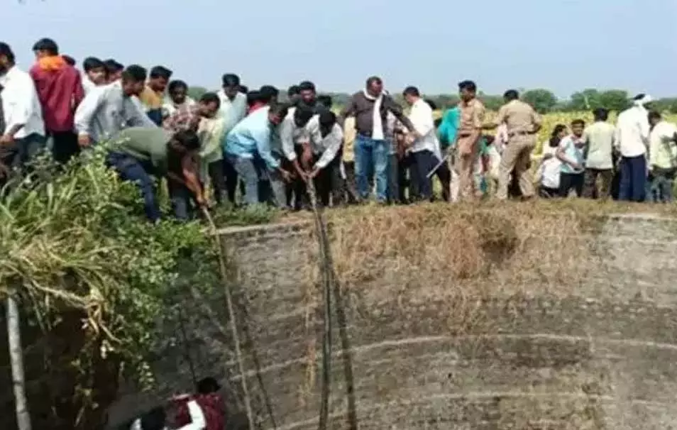 8 महिलाओं की मौत, कुएं में गिरा ट्रैक्टर 8 महिलाओं की मौत, कुएं में गिरा ट्रैक्टर
