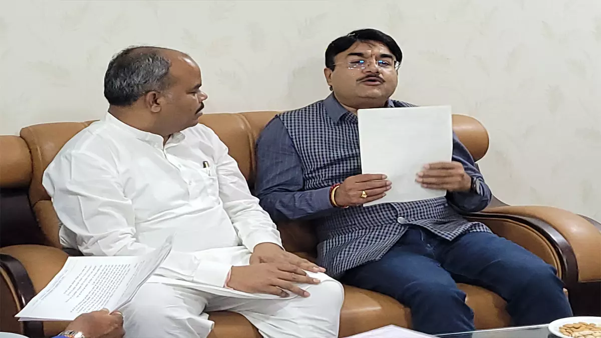 Betul: तीन तलाक और जबरन गर्भपात से दुखी पिता ने मंत्री के आगे रखी फरियाद Betul: तीन तलाक और जबरन गर्भपात से दुखी पिता ने मंत्री के आगे रखी फरियाद