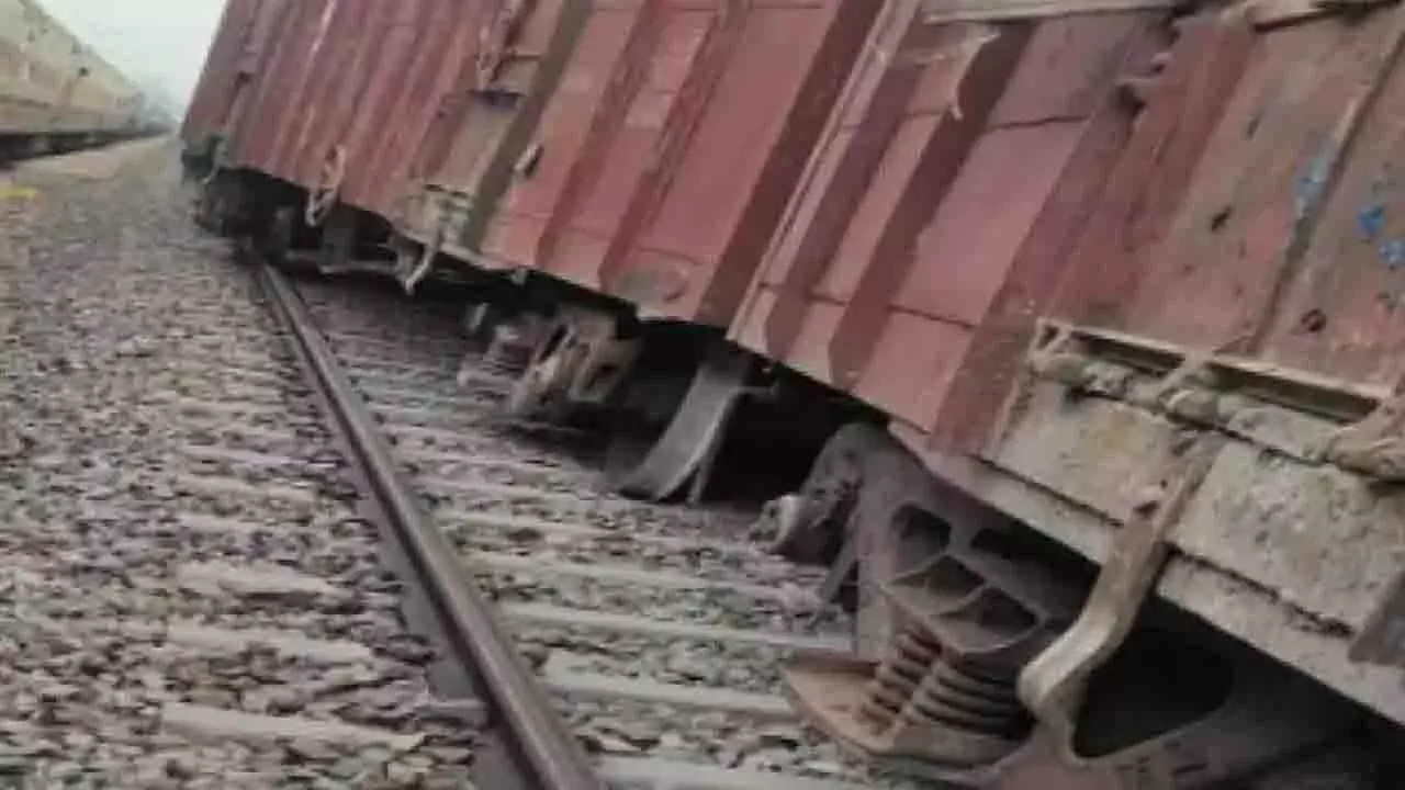 Punjab: लालरू के पास मालगाड़ी के चार डिब्बे पटरी से उतरे Punjab: लालरू के पास मालगाड़ी के चार डिब्बे पटरी से उतरे
