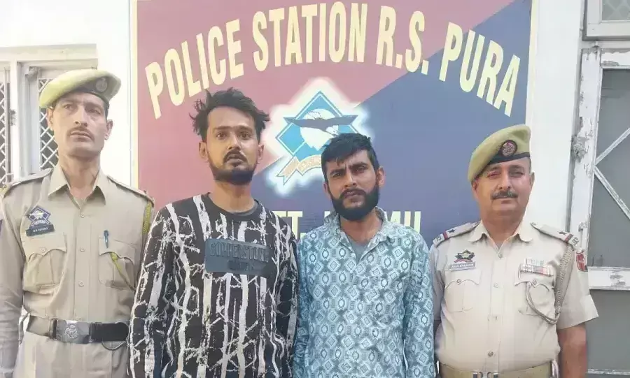 Jammu: आर.एस.पुरा पुलिस ने 27.77 ग्राम हेरोइन के साथ दो ड्रग तस्करों को गिरफ्तार किया Jammu: आर.एस.पुरा पुलिस ने 27.77 ग्राम हेरोइन के साथ दो ड्रग तस्करों को गिरफ्तार किया